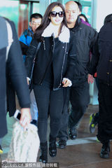 组图：韩星朴信惠亮相北京 获赠礼物笑脸盈盈