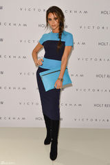 组图：贝嫂维多利亚撞色蓝裙亮相