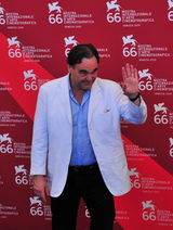 高清：《国境之南》记者会 奥利弗-斯通白西装亮眼