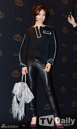 组图：f(x)Sulli裙摆飞扬险走光花容失色