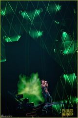 组图：布鲁诺马斯跪地嘶吼 舞台华丽喷火