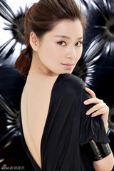 组图：美女主持嘉妮造型百变 低胸翘臀显女王风范