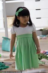 组图：王诗龄邀外国小正太玩耍 小帅哥一脸害羞