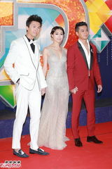 组图：胡定欣素色长裙秀美背 牵手王浩信罗仲谦