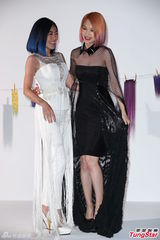 组图：小S杨丞琳同性暧昧 激情互摸挑逗尺度大