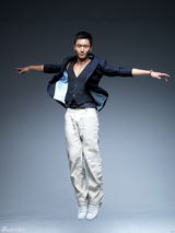 组图：李东学变身雅痞型男写真俊朗帅气