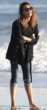 组图：阿尔芭一家海滩享天伦 女儿们赤脚踏浪