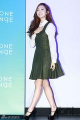 组图：少女时代Jessica出席签名会白衫皮裙时尚