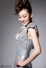 组图：巩新亮亲任设计做礼服 才华尽展美貌如花