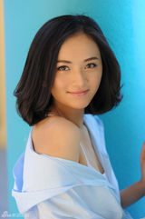 组图：李依玲清新写真 流露灵动神采