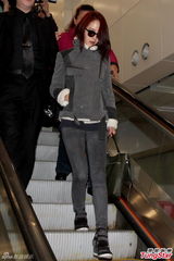 组图：韩星宋智孝三度访港 架黑超维持酷模样