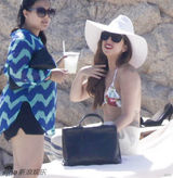 组图：LadyGaga狂甩赘肉 碎花比基尼清凉度假