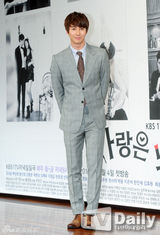 组图：金亨俊携手多顺等宣传《爱情乘歌而来》