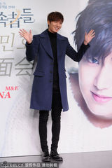 组图：李敏镐帅气风衣亮相 台上嘟嘴吐舌卖萌