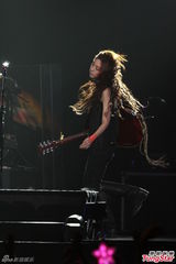 组图：陈绮贞演唱会男友现身 豪放上演女女舌吻