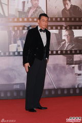 组图：梁家辉亮相金像奖红毯 举手致意