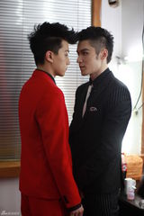 组图：范世琦居来提烟熏妆容翻唱EXO-M《MAMA》