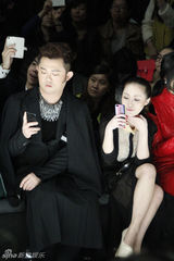 组图：徐海星透视纱裙亮相看秀 与李东田畅聊