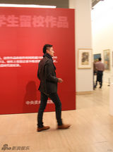 组图：耿乐漫步中国美术馆 赏昔日画作抒情怀