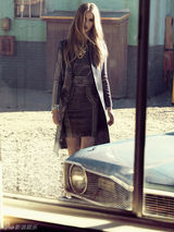 组图：超模罗茜-汉丁顿登《Vogue》秀美腿