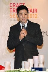 组图：韩星池珍熙任2012工艺博览会宣传大使