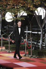 独家高清：GD获年度时尚大奖 李钟硕等亮相红毯