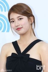 组图：神话李孝利等亮相20代选择颁奖礼蓝地毯