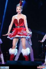 组图：蔡依林圣诞爆乳装抢镜 又唱又跳秀美腿