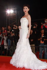 组图：TVB台庆红毯 胡杏儿胡定欣演绎黑白天鹅