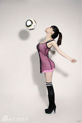 幻灯图：世界杯足球宝贝戴雪儿 上演性感功夫足球