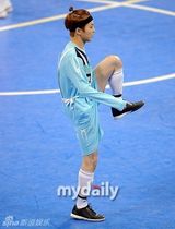 组图：EXO鹿晗等驰骋球场 Beast组进球获胜