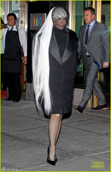 组图：Lady Gaga网袜秀腿 面纱遮脸击剑选手