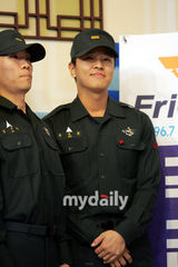 幻灯图：f(x)成韩国军广播形象大使 金桢勋出席活动