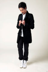 组图：赵文浩拍新造型写真 黑白搭配显成熟