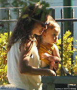 组图：娜塔丽抱爱子现身洛杉矶 小家伙可爱萌死人