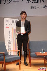 组图：陈柏霖黑色西装现身 脚穿雨靴造型混搭