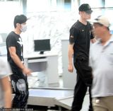 组图：周杰伦戴大口罩坐高铁 两保镖贴身护送