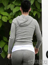 组图：凯蒂佩里灰色外套出行 紧身裤显内衣边际