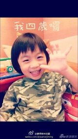 组图：Kimi成长全纪录 和妈妈啃饼干跟爸爸学车