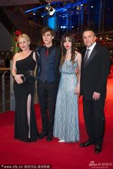 组图：《少年时代》首映 帕特丽夏斜肩裙亮相