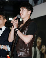 高清图：韩星宋钟基粉丝签名会 短发清爽笑容灿烂