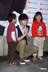 组图：22岁胡夏期待谈恋爱 献爱心助弱势儿童募款