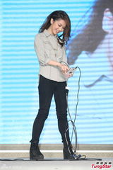 组图：邓紫棋帅气站台献唱 歌手2人红是非多