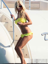 组图：瑞典名模维多利亚亮黄比基尼秀傲人上围