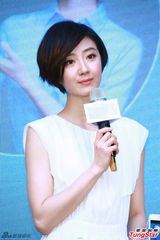 组图：桂纶镁长裙亮相代言优雅文静