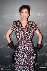 组图：吴佩慈出席时装展 为大S当伴娘练酒量