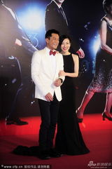 组图：郑秀文美背现金蛇装饰 与古天乐黑白配