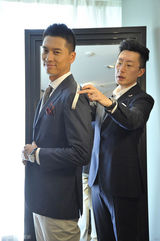 组图：王雷西装革履拍写真 笑容亲切迷人