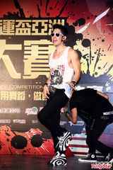 组图：吴建豪帅气亮相大秀舞技 墨镜遮面心情好