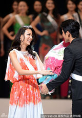 组图：25岁嫩模日本环球小姐夺冠 花枝乱颤比V